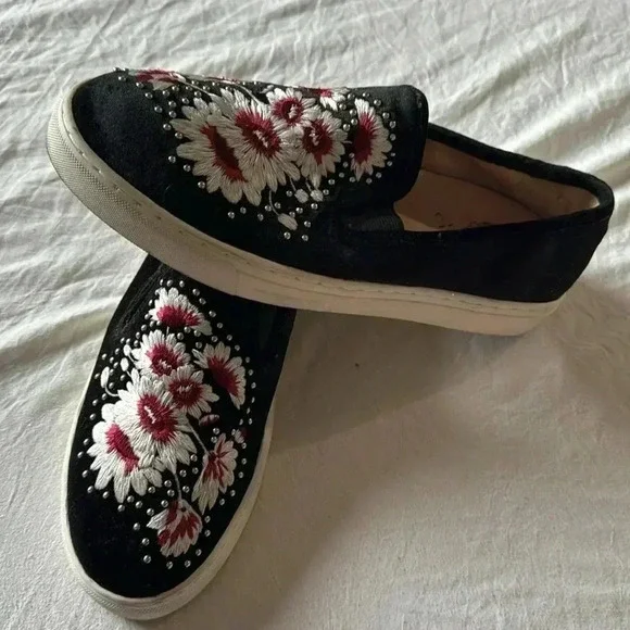 Vince Camuto slip on shoes - Picture 2 of 5